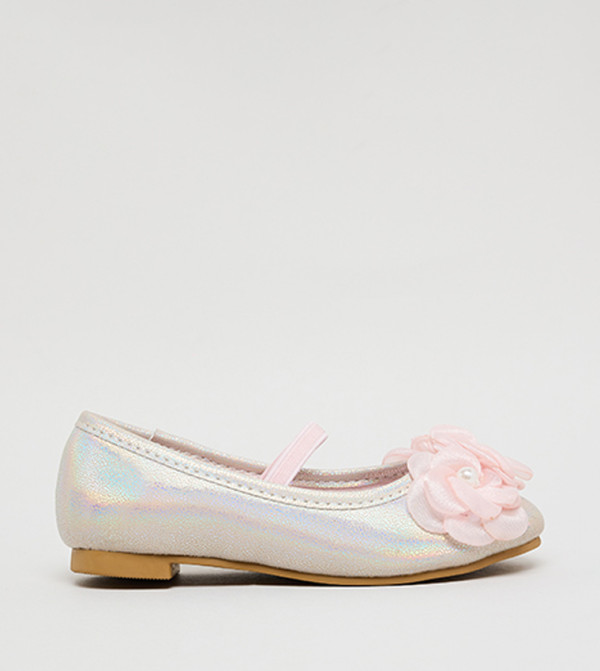 حذاء ماري جين بزهور ثلاثية الأبعاد