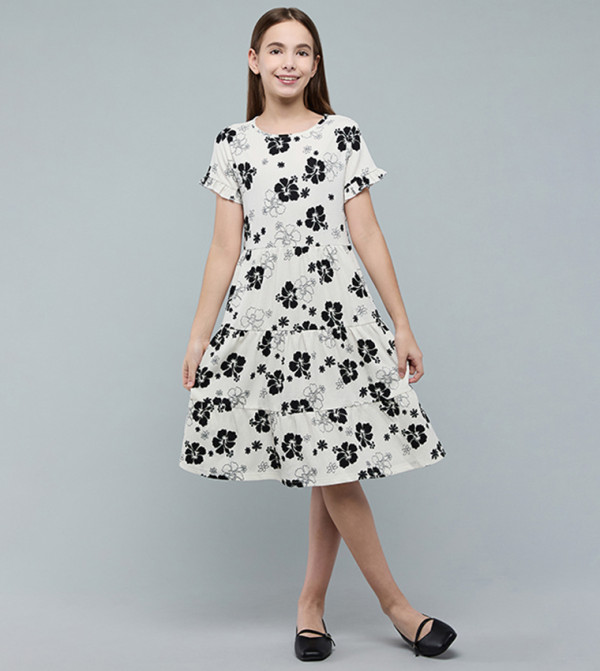 فستان كم قصير بقبة مستديرة بطبعة الورود وطبقات