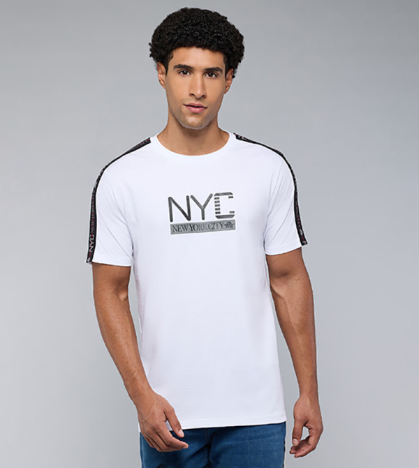 تيشيرت كم قصيربقبة مستديرة بطبعة حروف 