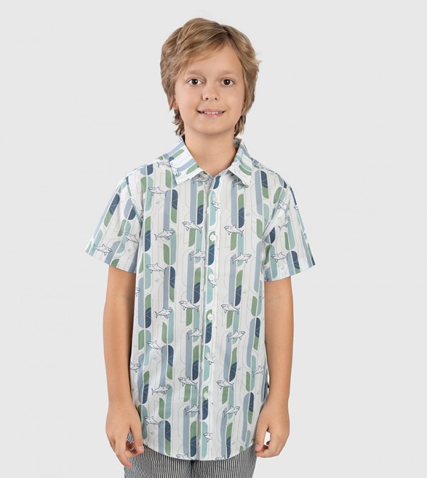 قميص بأكمام قصيرة وطبعة