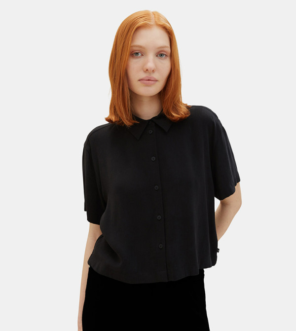 قميص بأكمام قصيرة 