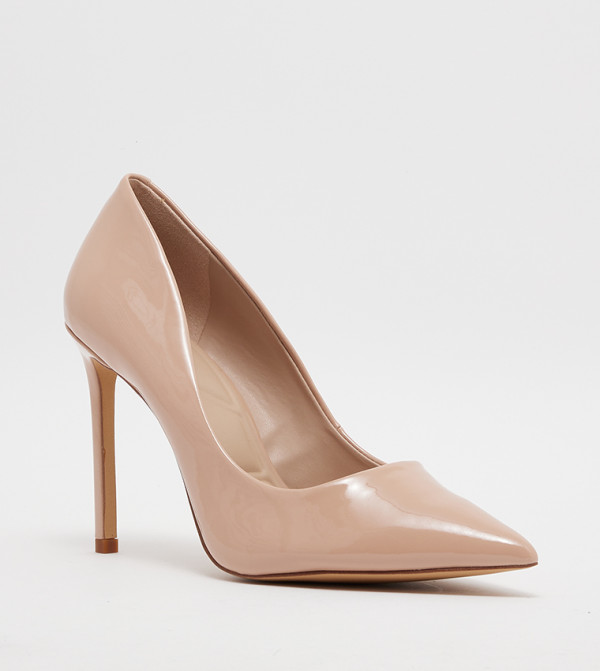 حذاء بكعب وبمقدمة مدببة