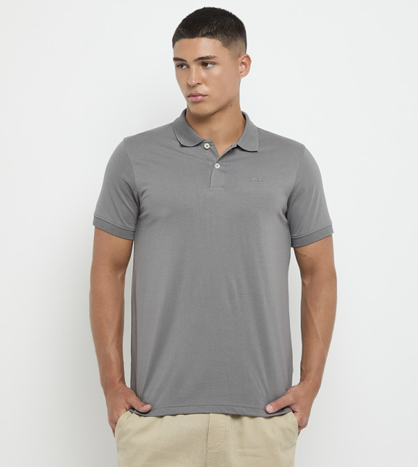 تيشيرت بولو بشعار وكم قصير 