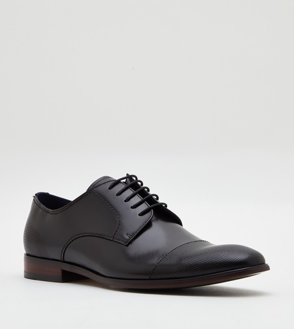 Buy Steve Madden Pasage Almond Toe Oxford Shoes In Black | 6thStreet UAE