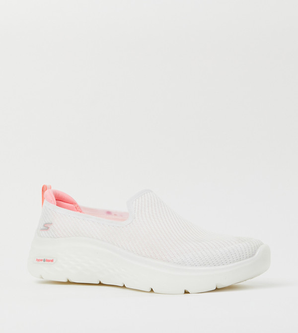 حذاء رياضي سليب أون بنقشة بارزة 