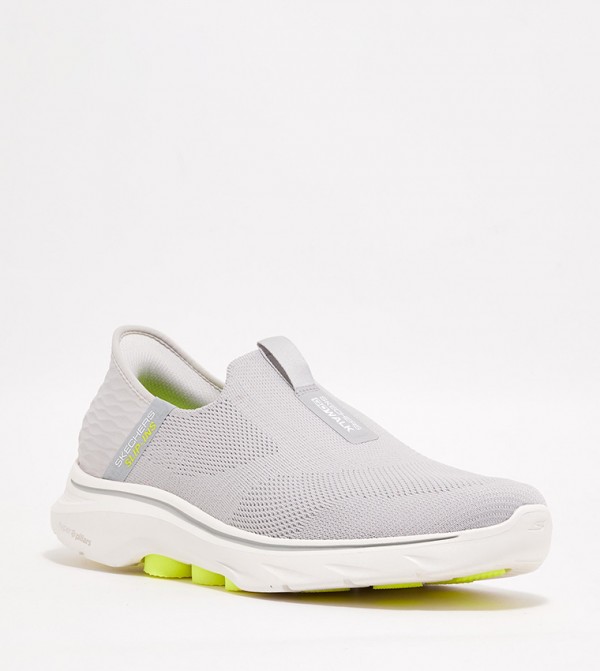 حذاء مشي محبوك