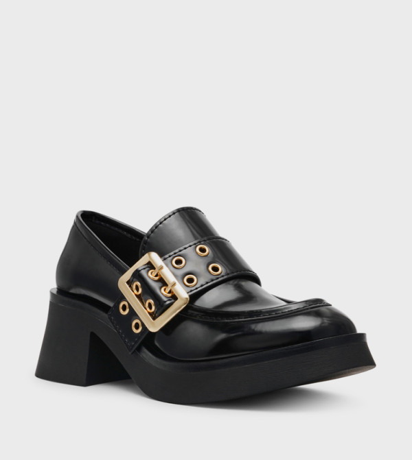 حذاء بكعب عريض 