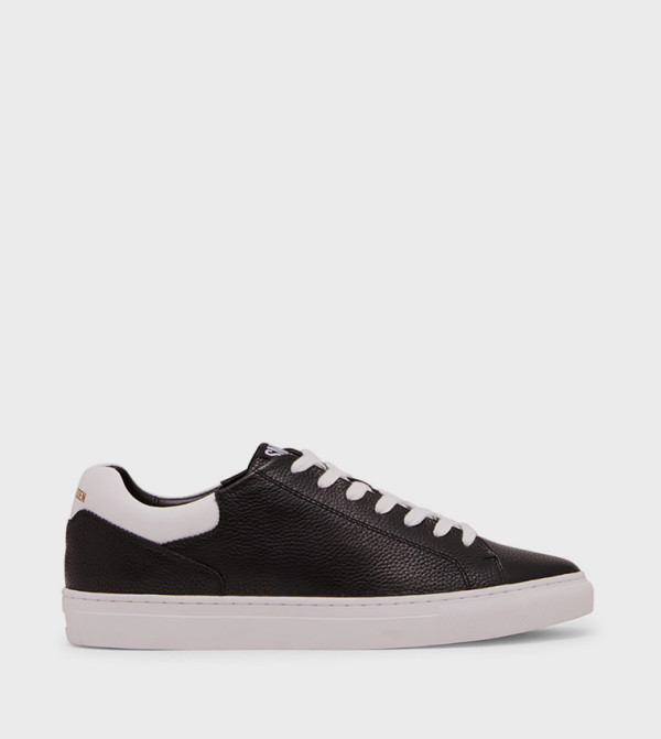 CHARDD Low Top Sneakers