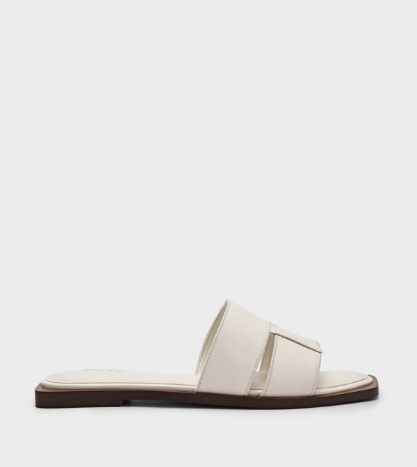 IZA Solid Flat Sandals