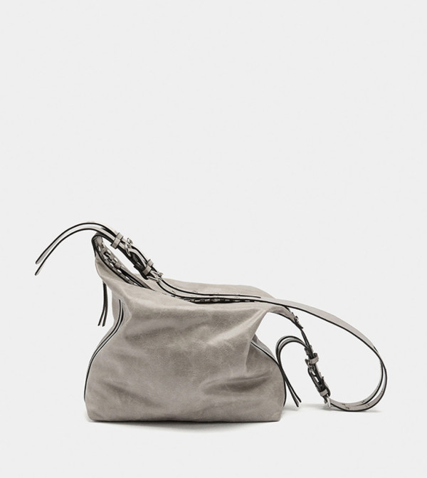 شنطة كتف مزينة بدبابيس