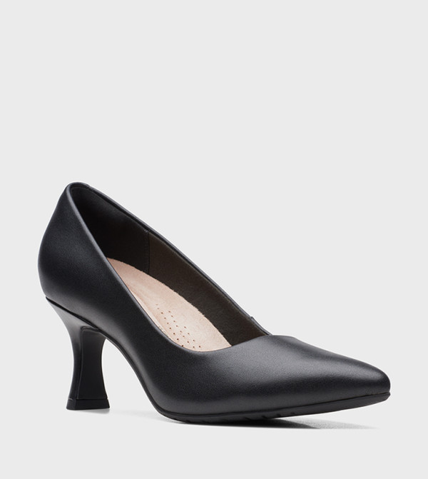 حذاء كعب بمقدمة مدببة