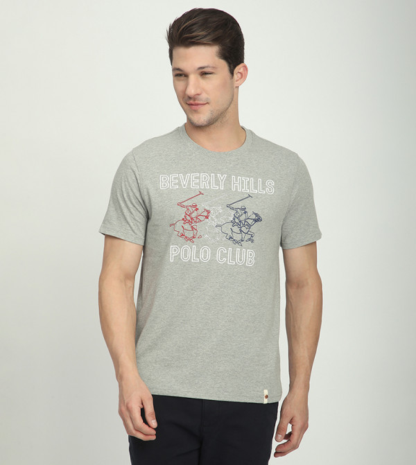 تيشيرت بأكمام قصيرة وطبعة شعار 