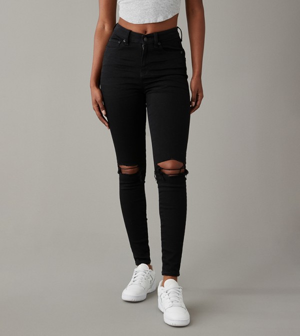 جينز ممزق بقصة ضيقة 