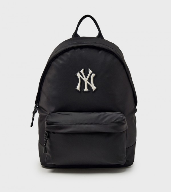 شنطة ظهر نسائية مطرزة بجيب أمامي 