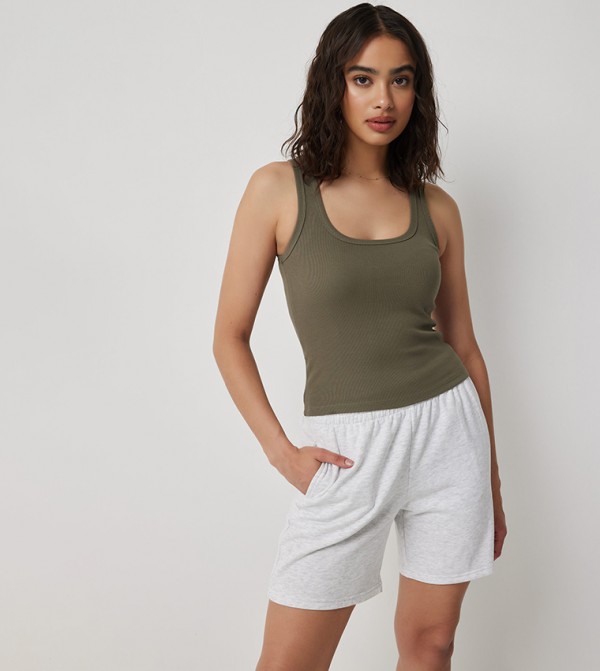 Solid Scoop Neck Sleeveless Top