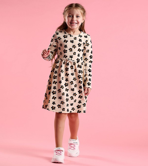 فستان واسع بطبعة وأكمام منفوشة