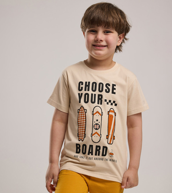 تيشيرت بطبعة جرافيك برقبة دائرية وأكمام قصيرة