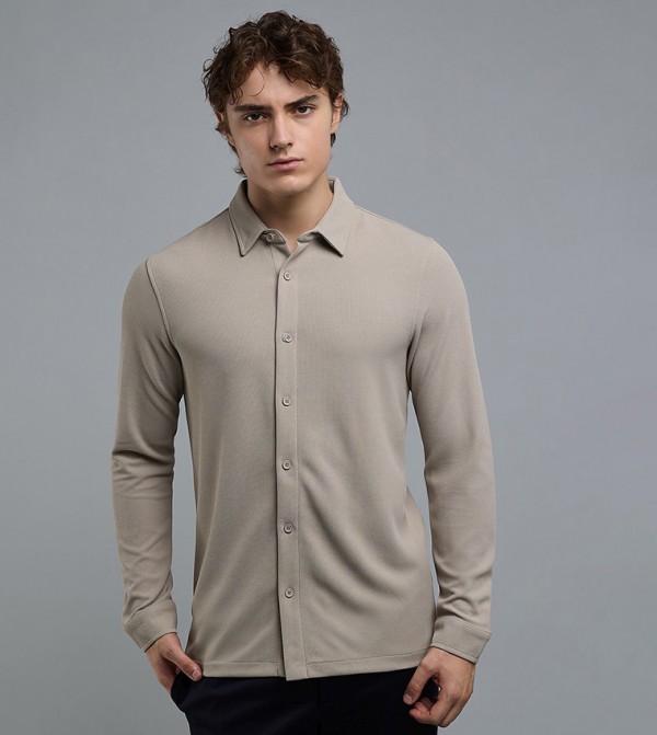 قميص سادة بياقة كلاسيكية وكم طويل