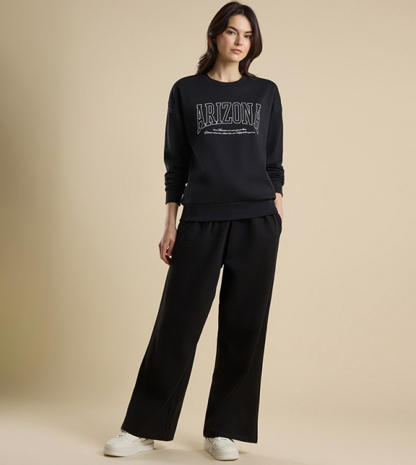 سويتشيرت بطبعة حروف برقبة دائرية وأكمام طويلة