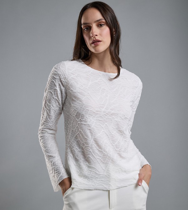 توب مزخرف بياقة مستديرة وأكمام طويلة