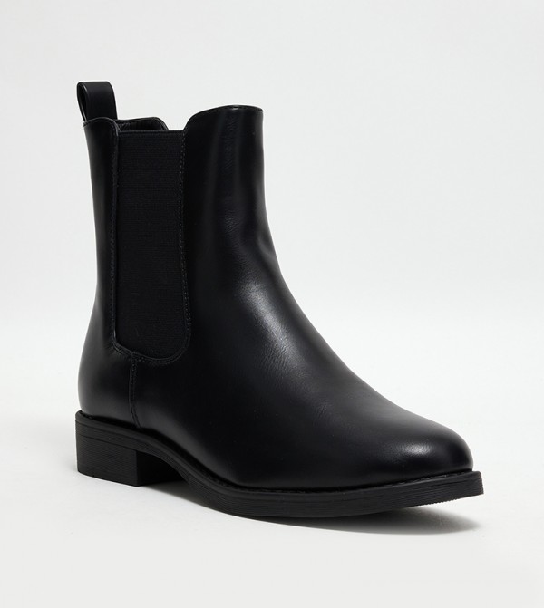 chelsea boots round toe