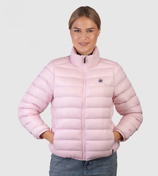 جاكيت بفر بشعار مطرز وياقة عالية 