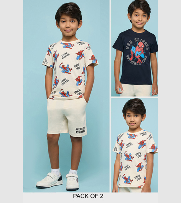 تيشيرت بطبعة وقبة مستديرة وكم قصير 