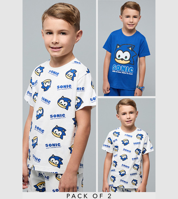 تيشيرت بطبعة وقبة مستديرة وكم قصير 