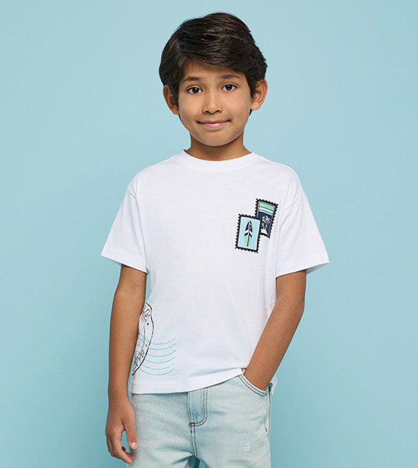 تيشيرت بطبعة وقبة مستديرة وكم قصير 