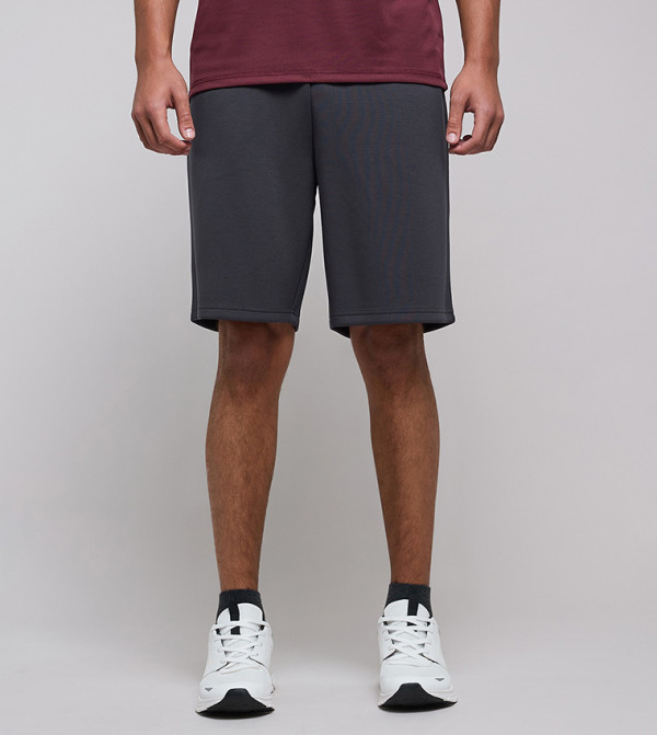 شورت سادة برباط على الخصر 