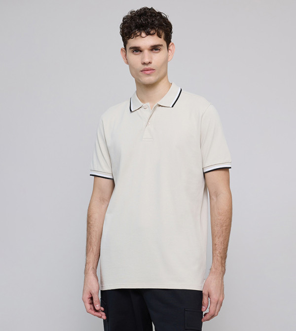 تيشيرت بولو بأطراف متباينة وكم قصير