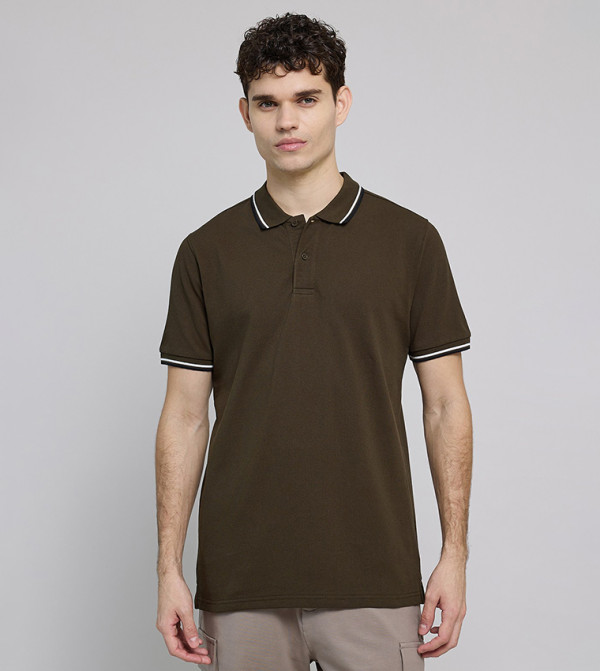 تيشيرت بولو بأطراف متباينة وكم قصير