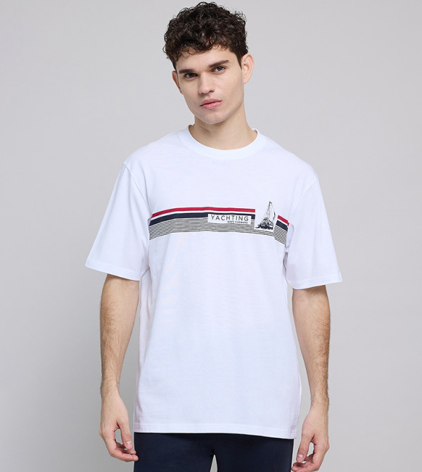 تيشيرت بطبعة برقبة مستديرة وكم قصير