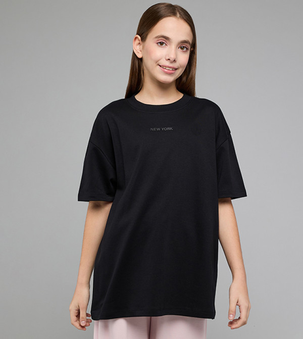 تيشيرت أوفرسايز بطبعة وقبة مستديرة وكم قصير 