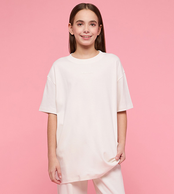 تيشيرت أوفرسايز بطبعة وقبة مستديرة وكم قصير 