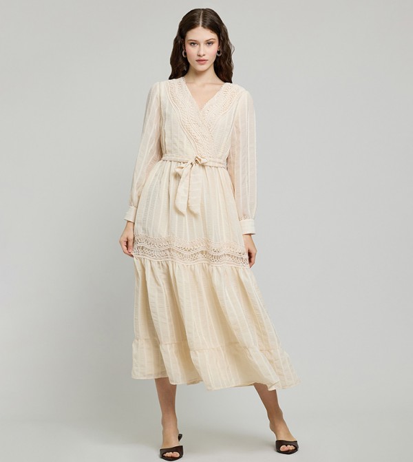 فستان كم بيشوب مخطط بقبة V وطبقات