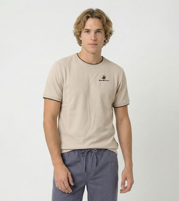 تيشيرت بقبة مستديرة بشعار مطرز 