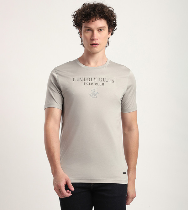 تيشيرت بشعار وكم قصير