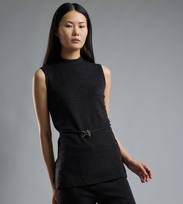 توب محبوك بدون كم بياقة عالية