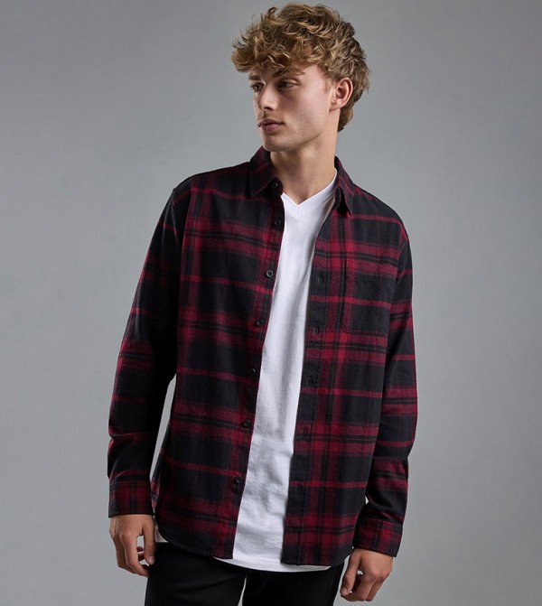 قميص بياقة كلاسيكية وبكم طويل