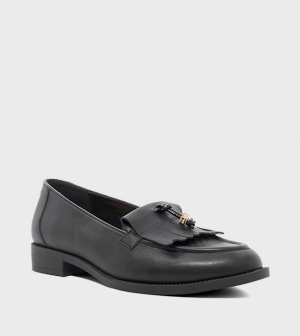 GLOBETROT Tassel Trim Kilted Loafers