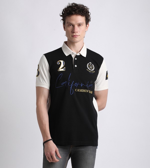 تيشيرت بولو بشعار وأكمام قصيرة