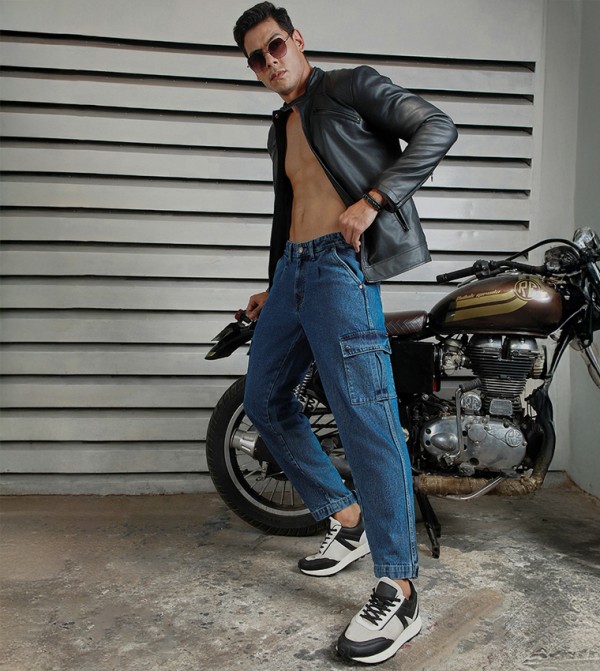 Mid Rise Regular Fit Jeans with Cargo Pockets