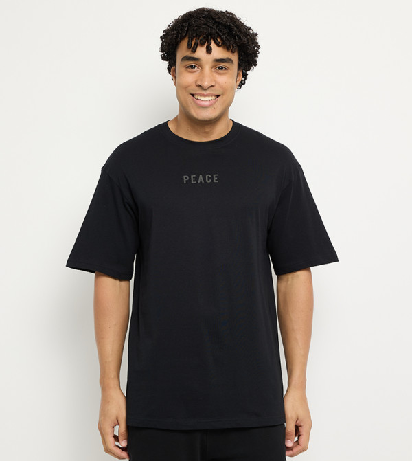 تيشيرت رجالي بقبة مستديرة وطبعة خلفية