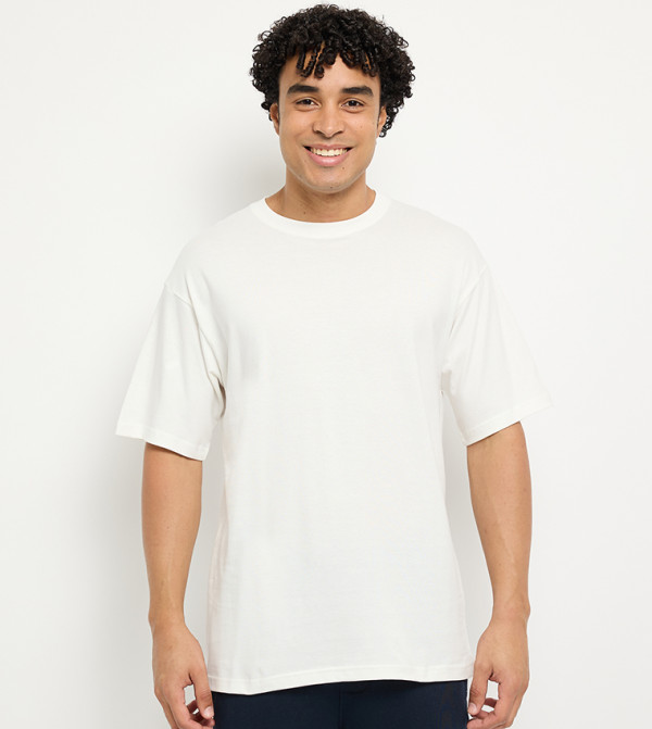 تيشيرت رجالي اوفرسايز بقبة مستديرة وطبعة خلفية