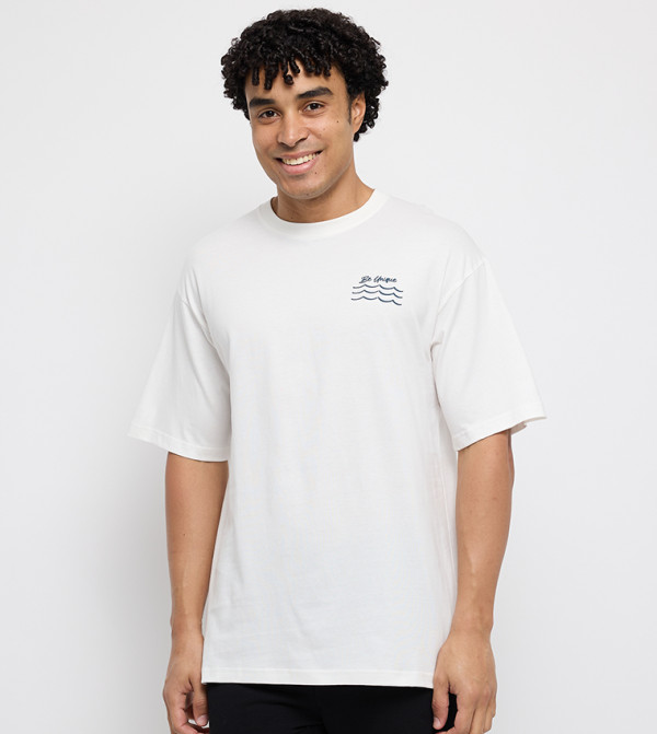 تيشيرت رجالي اوفرسايز بقبة مستديرة وطبعة خلفية