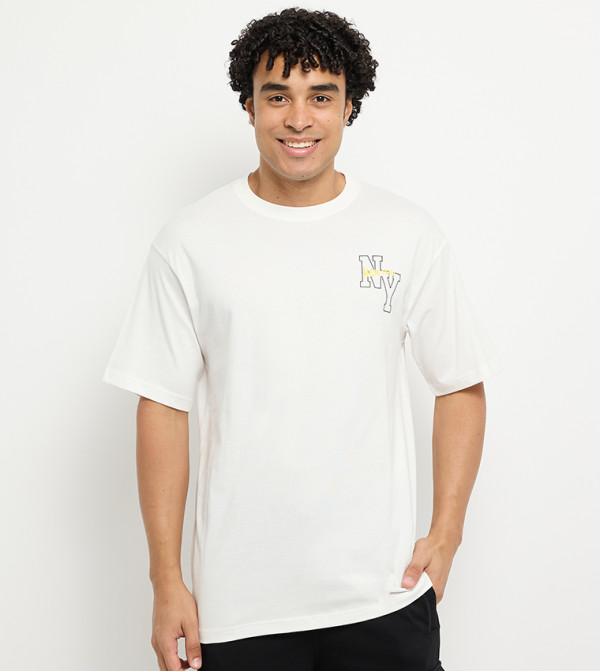 تيشيرت رجالي اوفرسايز بقبة مستديرة وطبعة خلفية