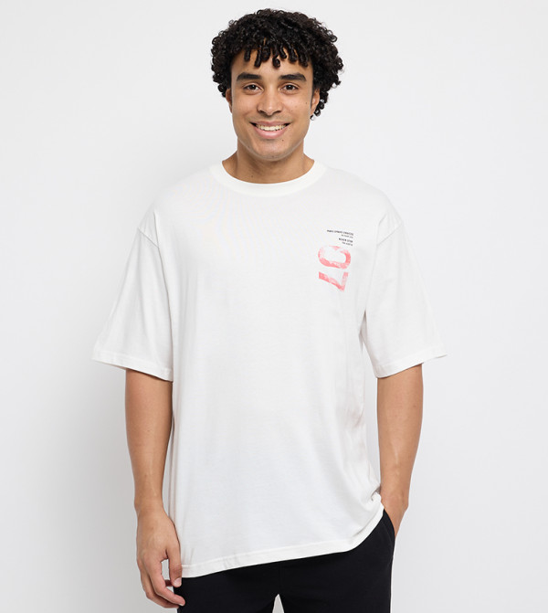 تيشيرت رجالي اوفرسايز بقبة مستديرة وطبعة خلفية