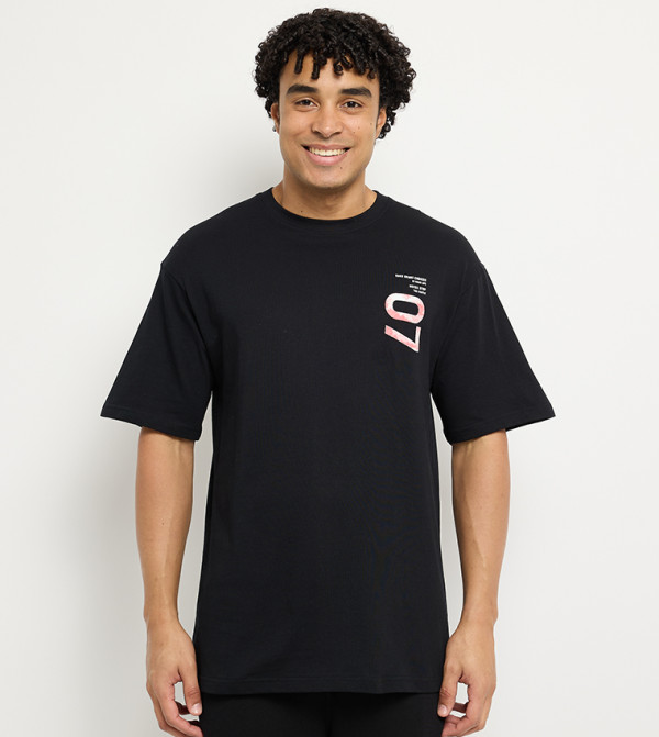 تيشيرت رجالي اوفرسايز بقبة مستديرة وطبعة خلفية