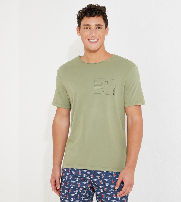 تي شيرت بطبعة  